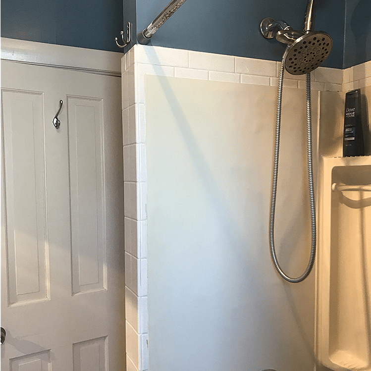 2nd Floor: Main bathroom (shared)