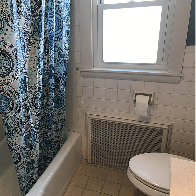 2nd Floor: Main bathroom (shared)