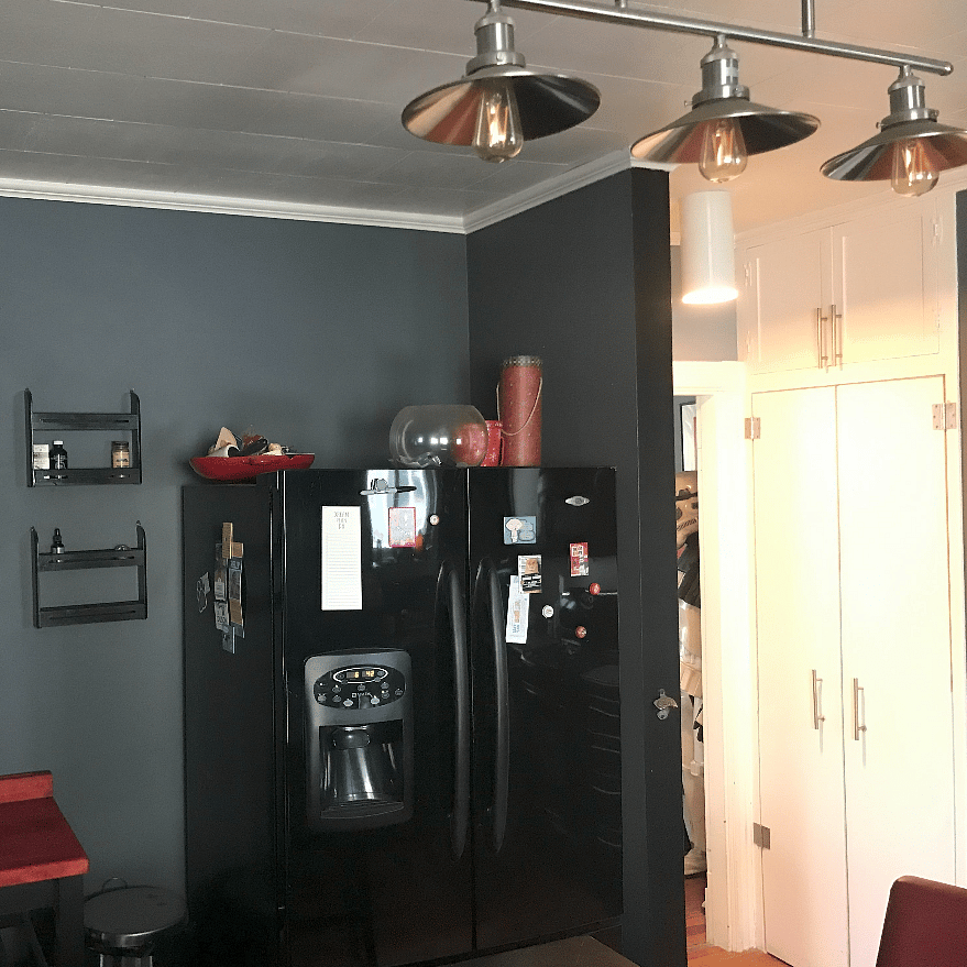 Kitchen: Refrigerator with ice and filtered water