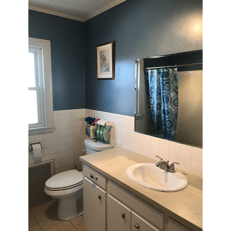 2nd Floor: Main bathroom (shared)