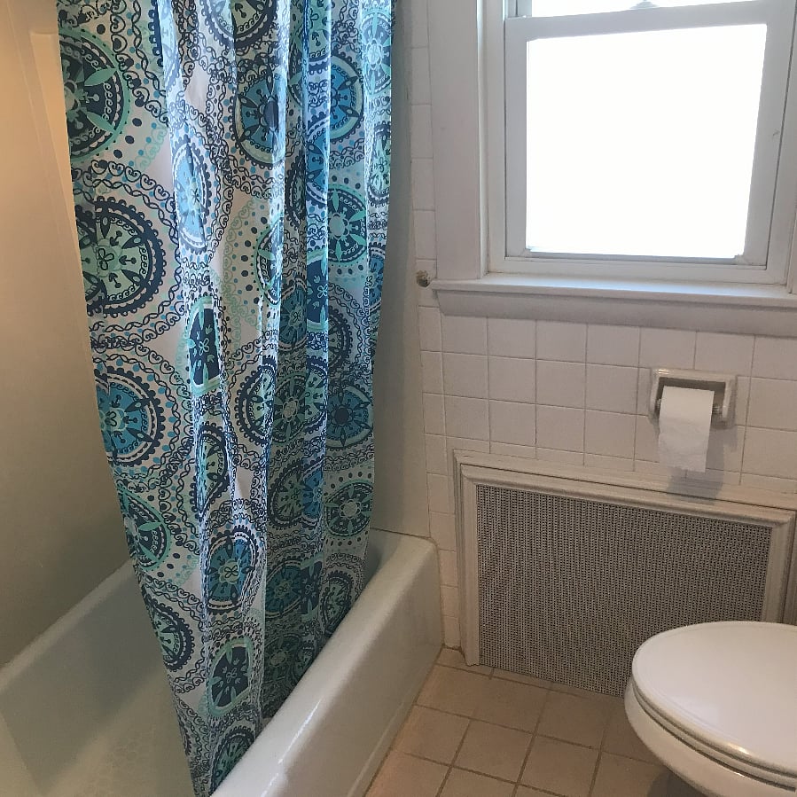 2nd Floor: Main bathroom (shared)