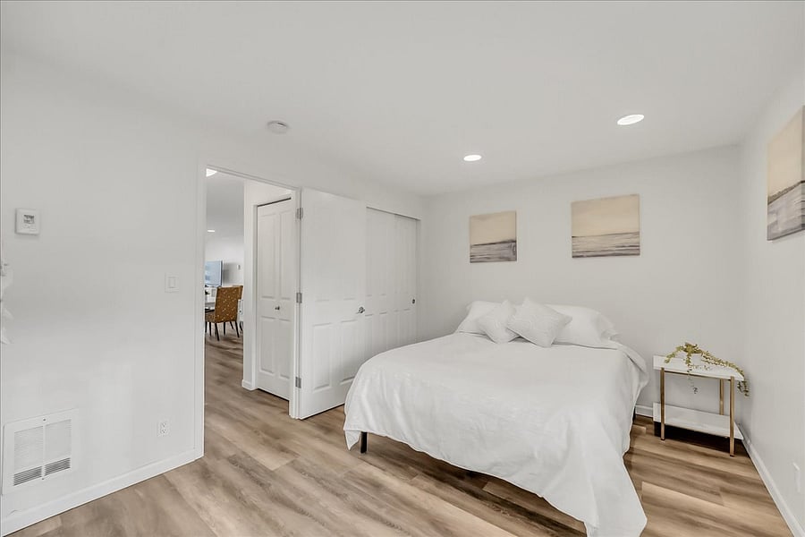 Queen bed with 2 closets.