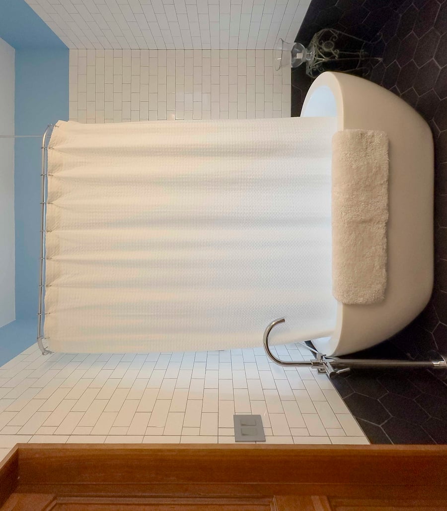 Great Bathtub/Shower!
