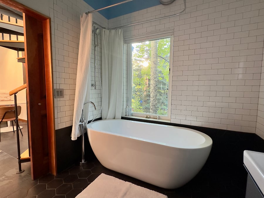 bathtub
