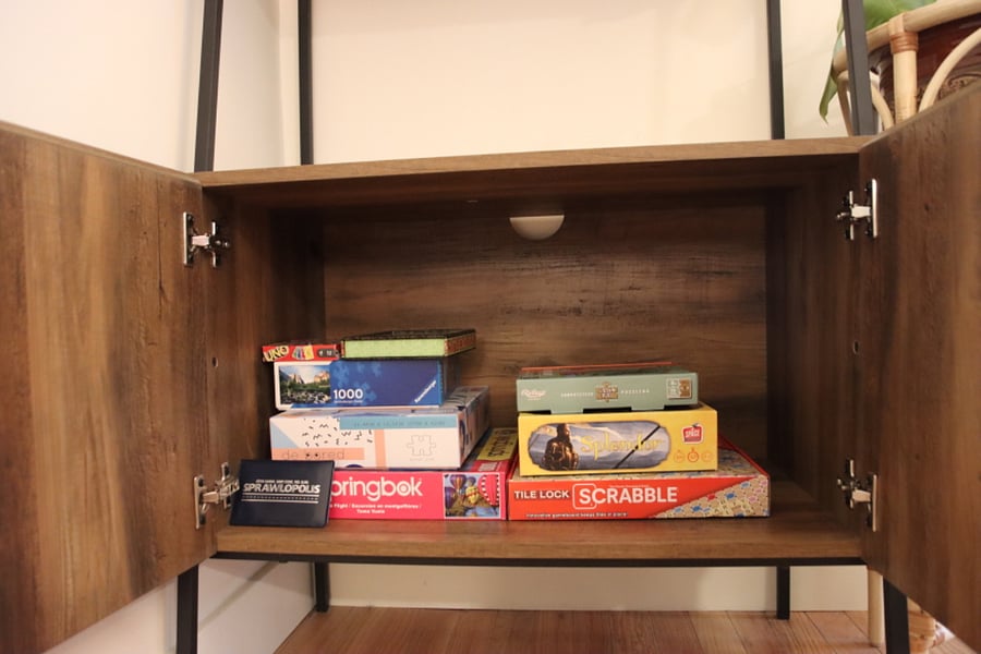 Puzzles, cards and games for 1-4 players.