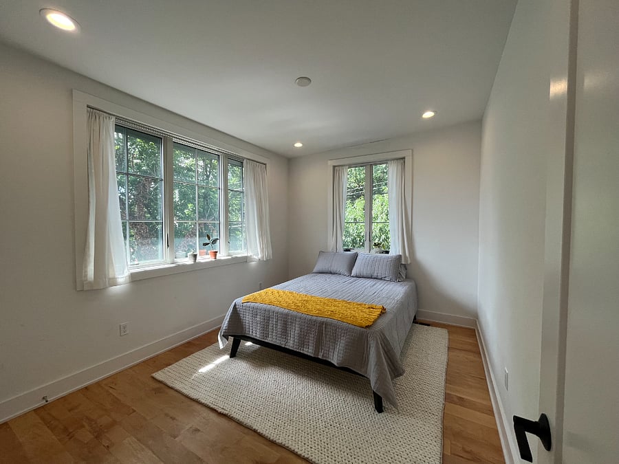 Bedroom with queen sized bed