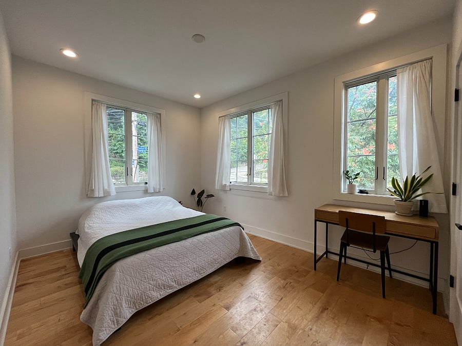 Bedroom with queen sized bed