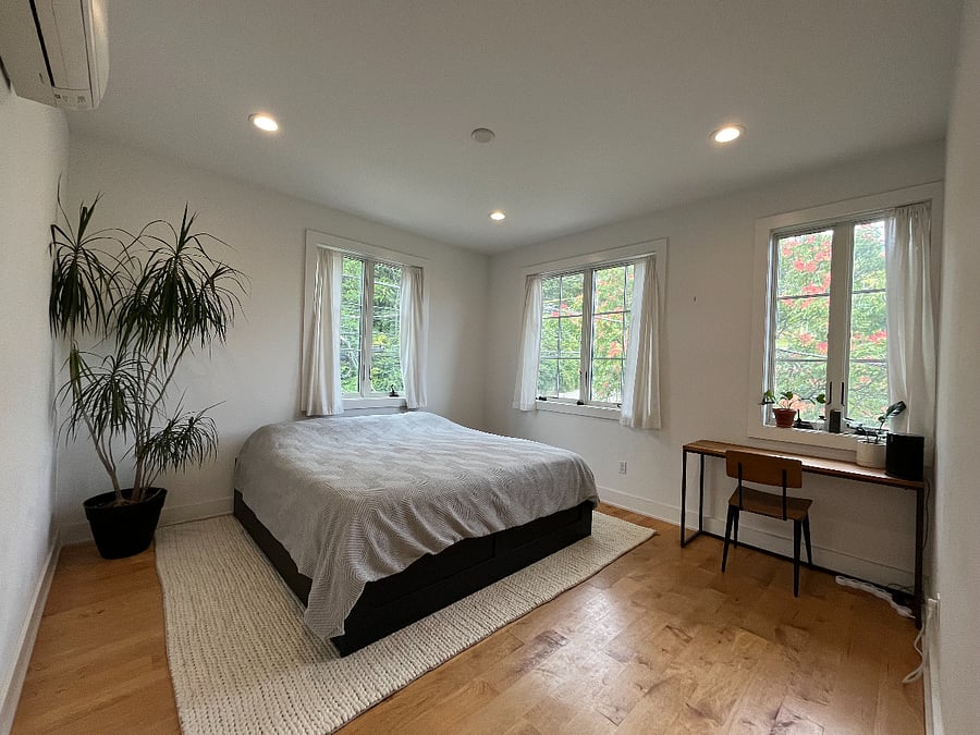 Bedroom with king sized bedth