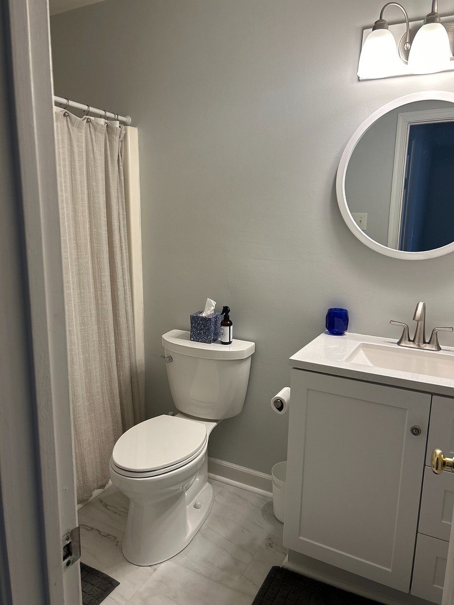 Upstairs full bathroom