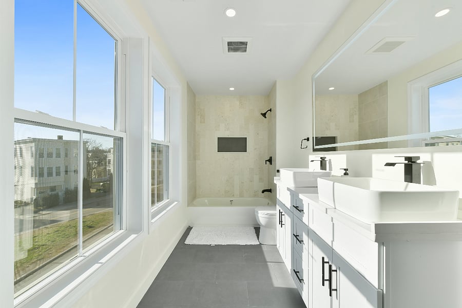 En suite Master Bathroom