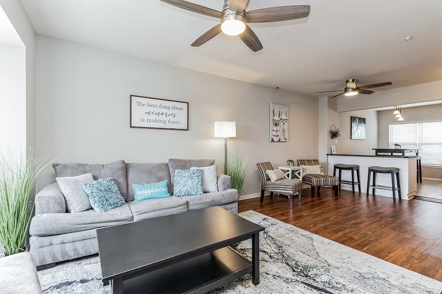 Open Middle floor with breakfast bar