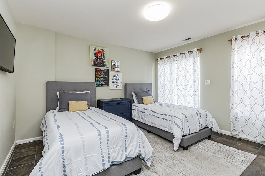 Ground level bedroom w/2 twin beds