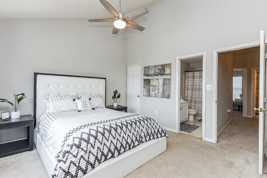 Master w/ensuite bathroom