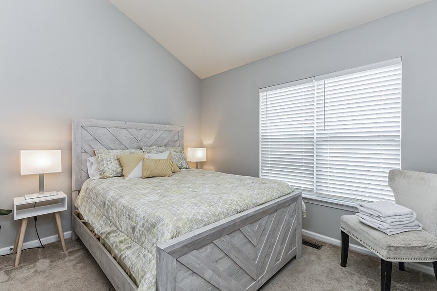 Second bedroom on top floor w/queen bed