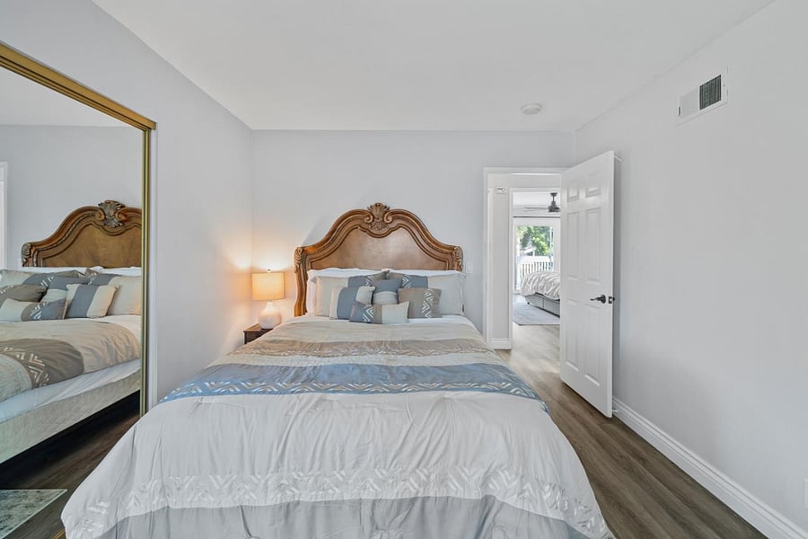 Bedroom 1 - Queen Bed