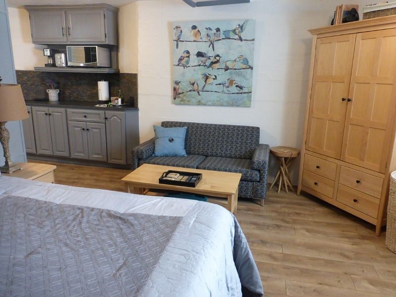 Cozy, very functionally laid out studio with loveseat, armoire, kitchenette, Smart TV and Full size bed