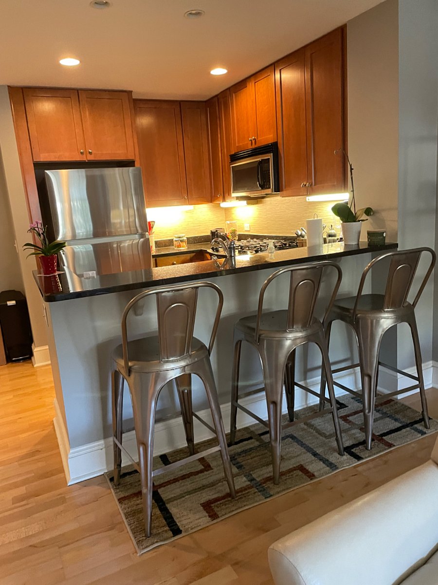 Kitchen with breakfast bar