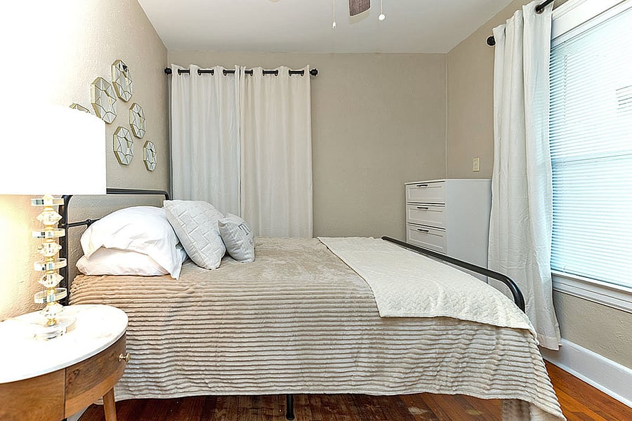 Secondary bedroom w/ full mattress