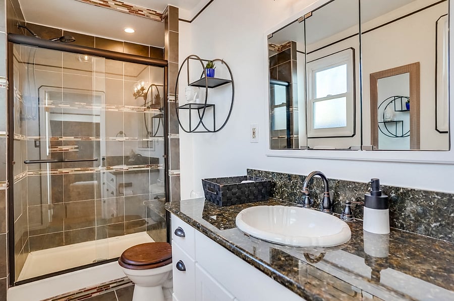 Bathroom 1 (Primary En-Suite Bath)