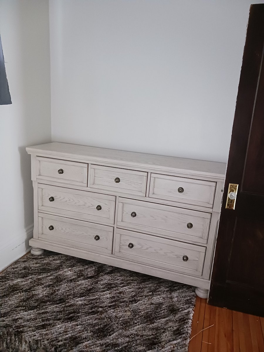 Dresser, 5 foot