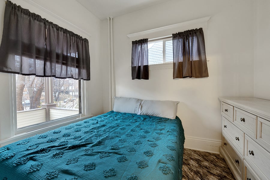 Queen sized bed in the bedroom