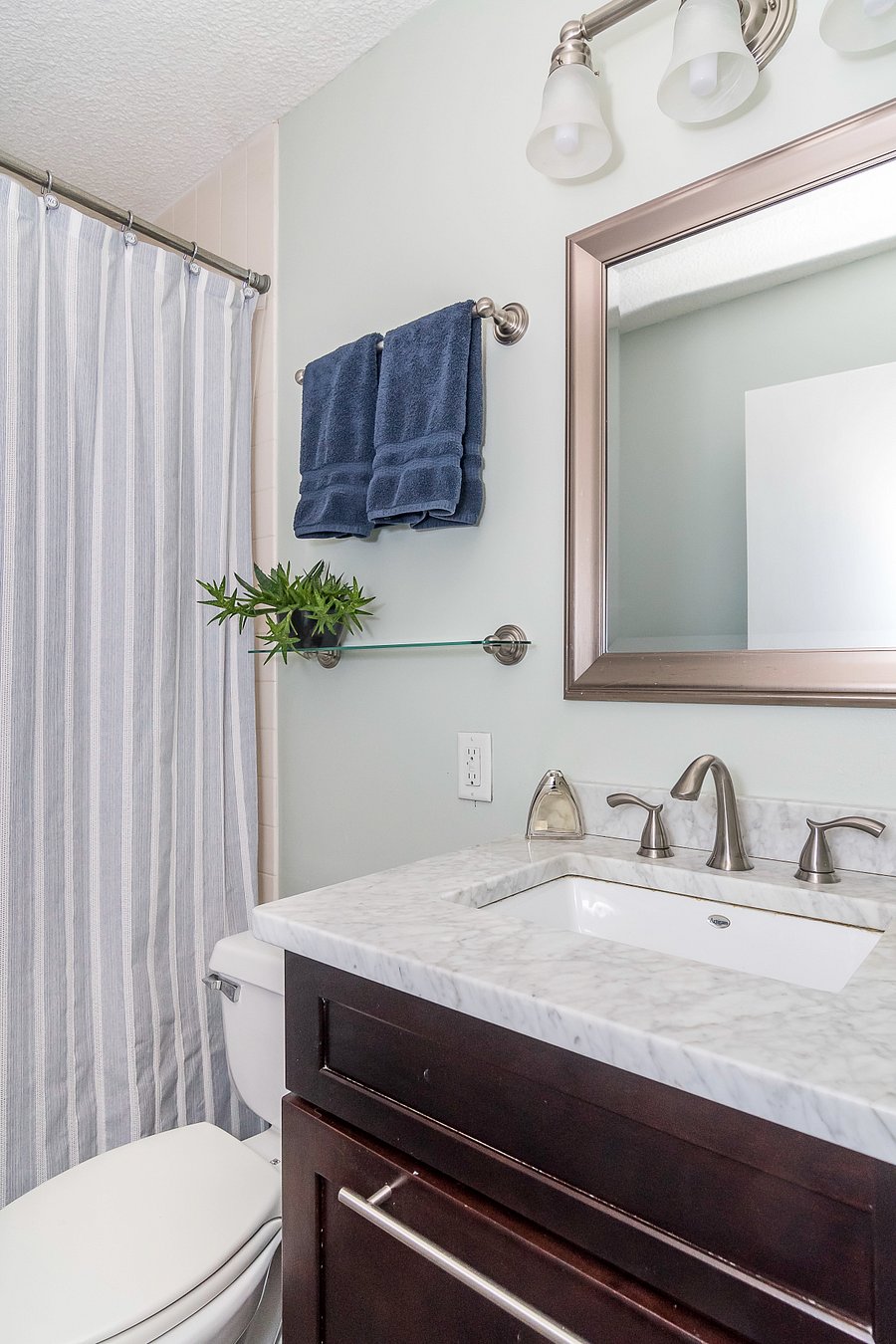 Medium-footprint bathroom with a tub and custom vanity with Carrara Marble countertop