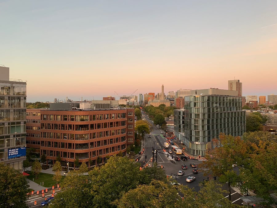 Brookline Avenue (opposite the studio) leads directly to Longwood Medical areas. BCH, BWH, BI, Joslin's and Harvard