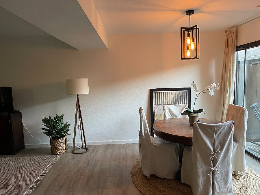 Dining area off kitchen/living room