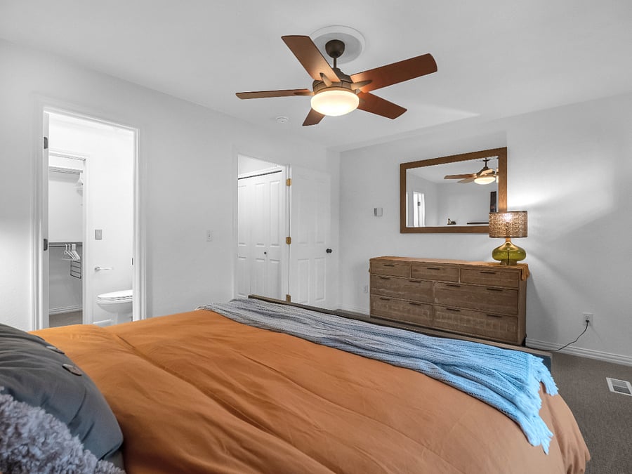 King size bedroom upstairs with private en suite bathroom.