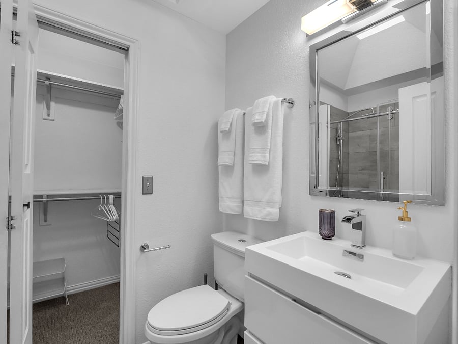 King bedroom, ensuite and walk in closet.