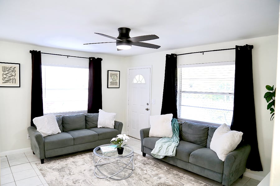 Living room that comfortably seats 6