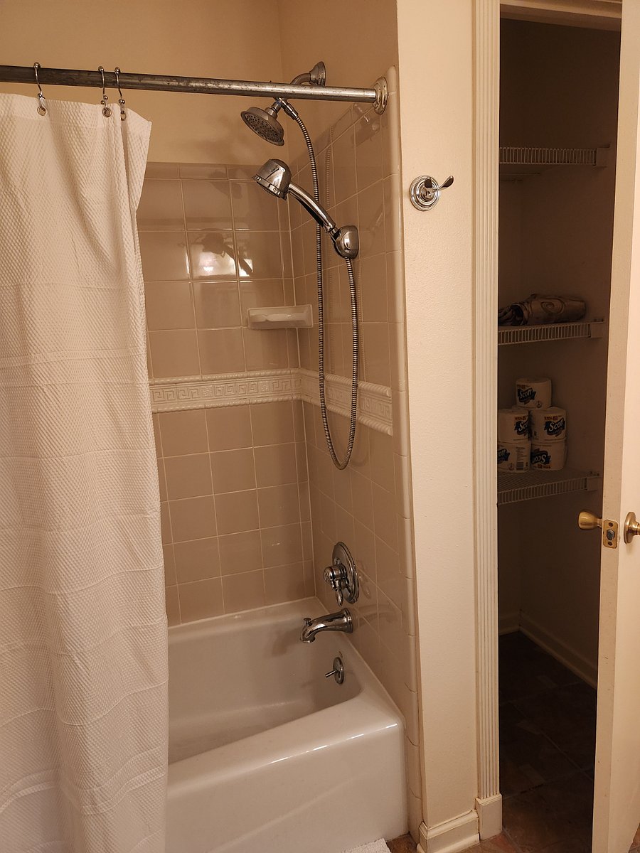 Guest full bathroom.