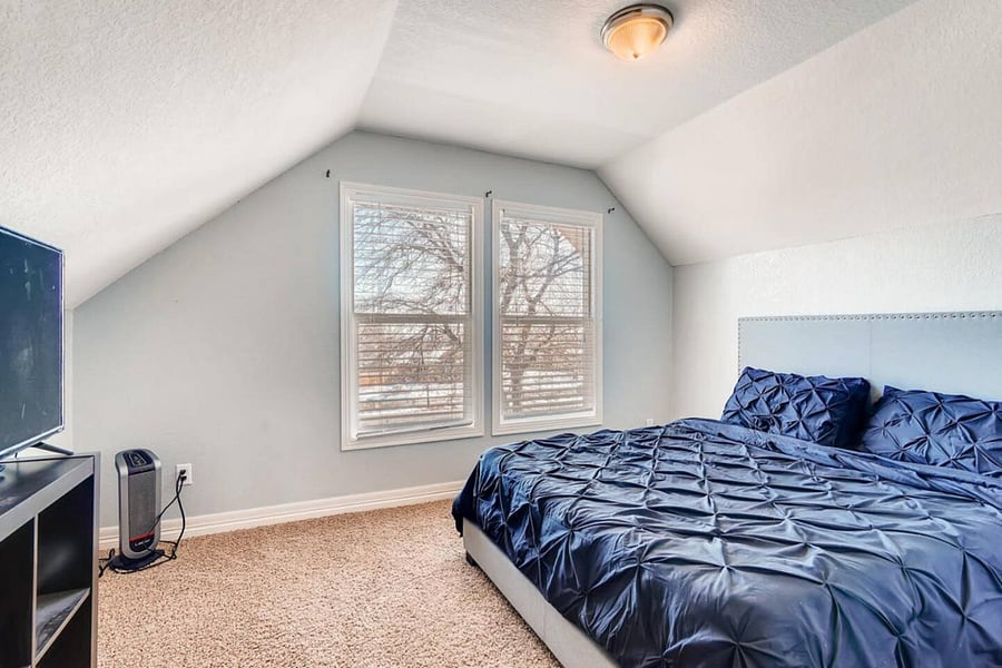 Floor 2 Bedroom (Queen Bed), 46" Flat Screen Smart TV with Cable, HBO, Roku and Netflix.