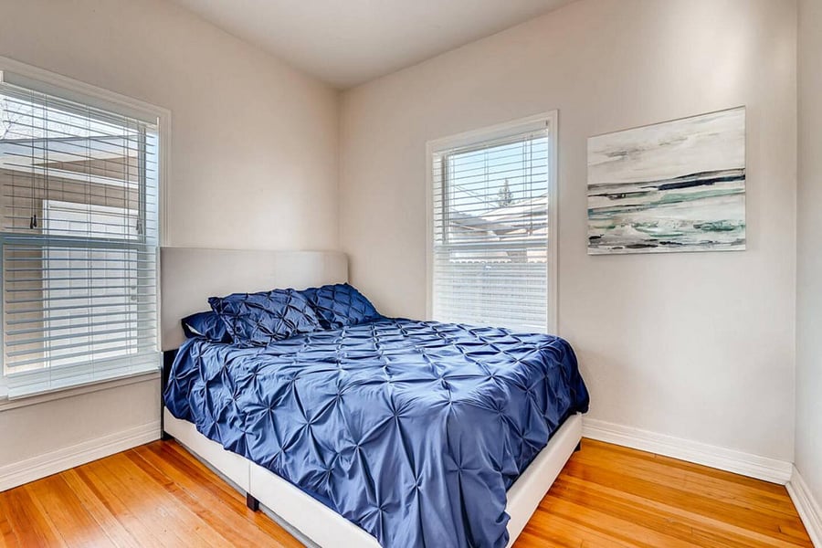 Floor 1 Bedroom with Queen Size Bed