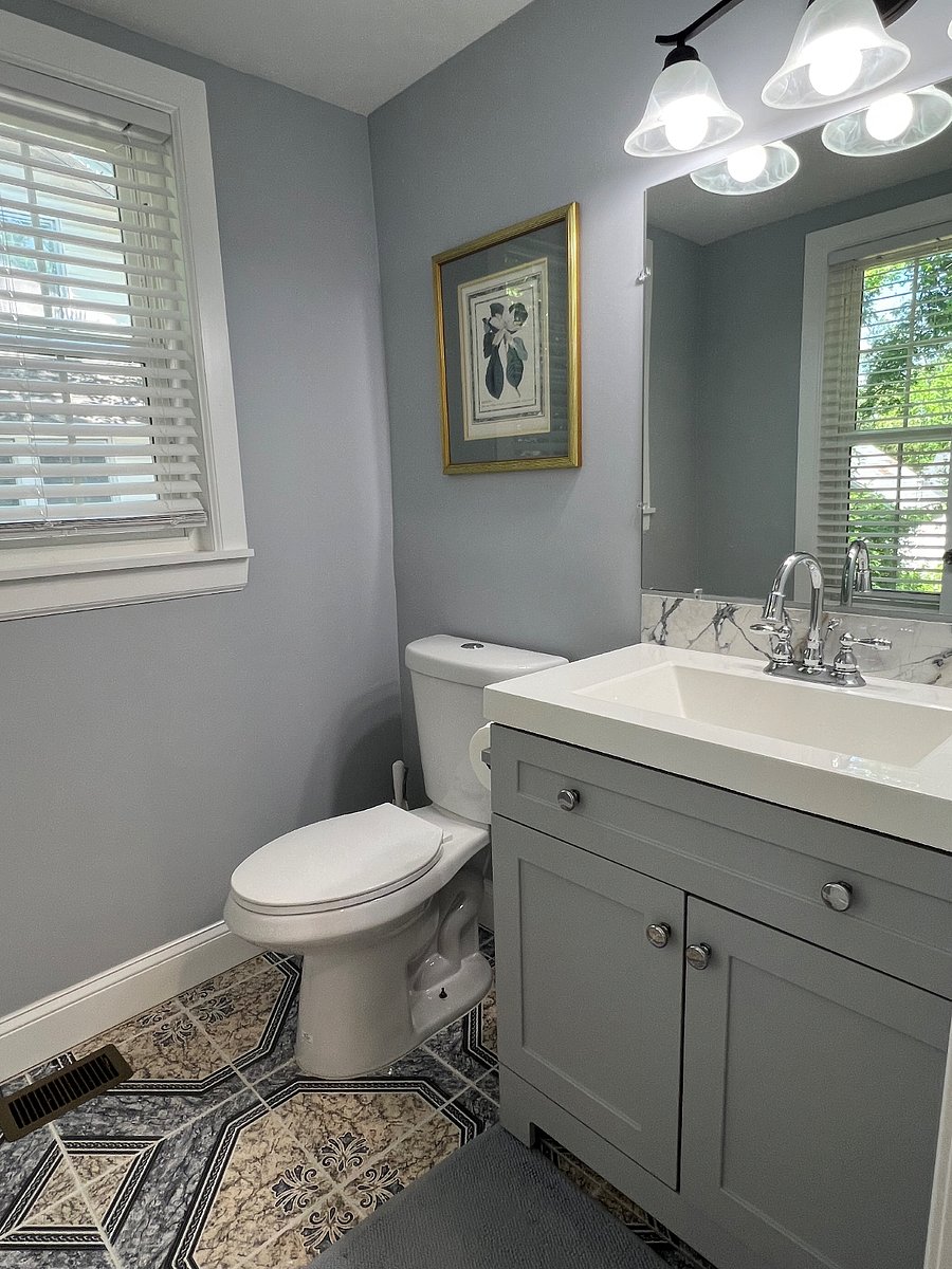 Half bathroom (ground floor)
