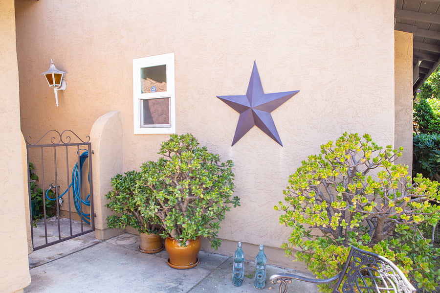 Look for the star when you pull up to the driveway that's how you know it's 250 Vista Montana Way.