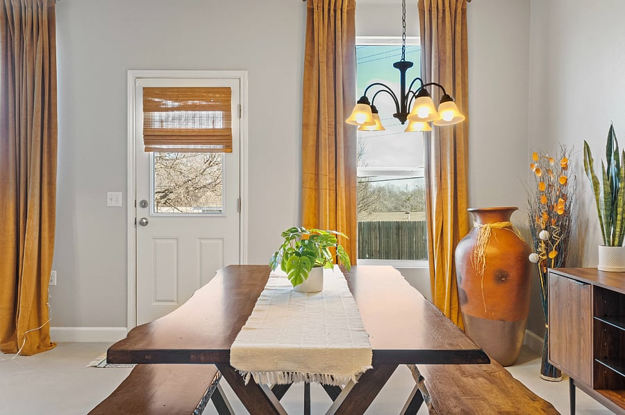 Dining table - spacious for 6 people at once!