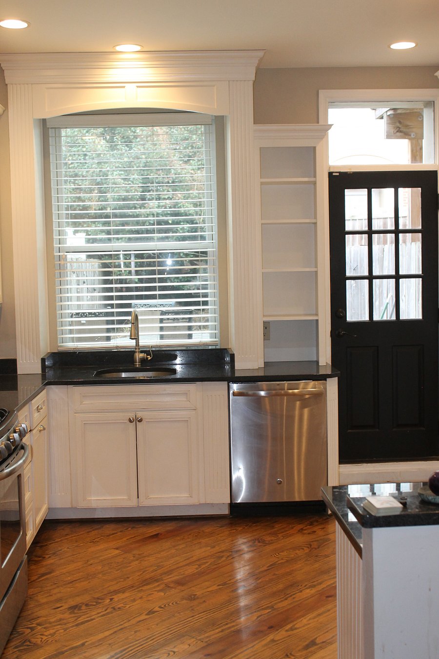 Kitchen area with a view to the outside. 