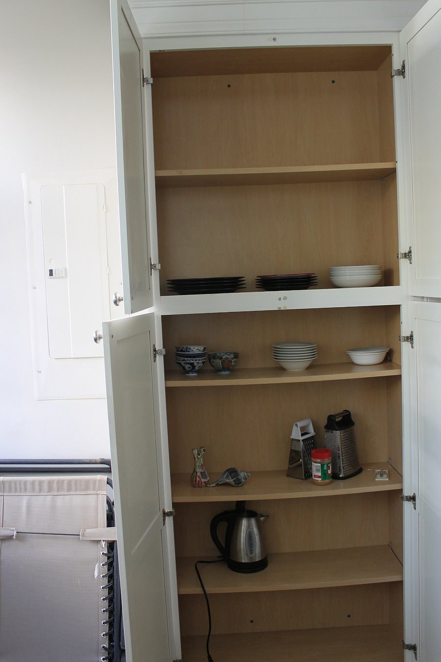 You can see the dishes and storage available.