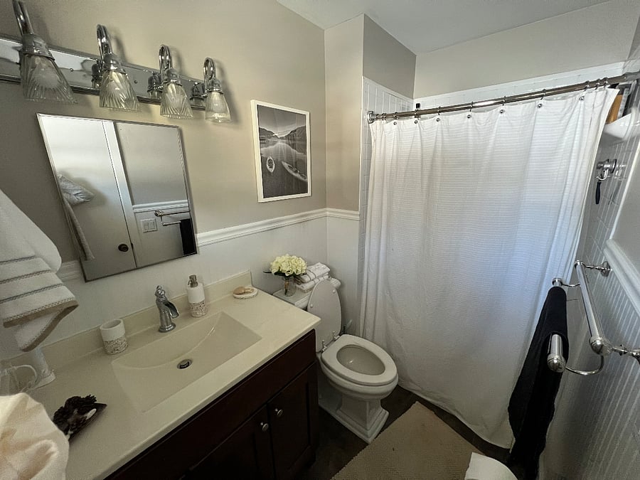 En-suite master bathroom.