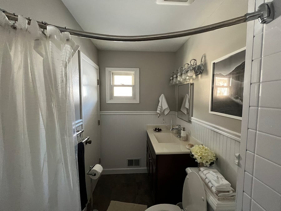 En-suite master bathroom.