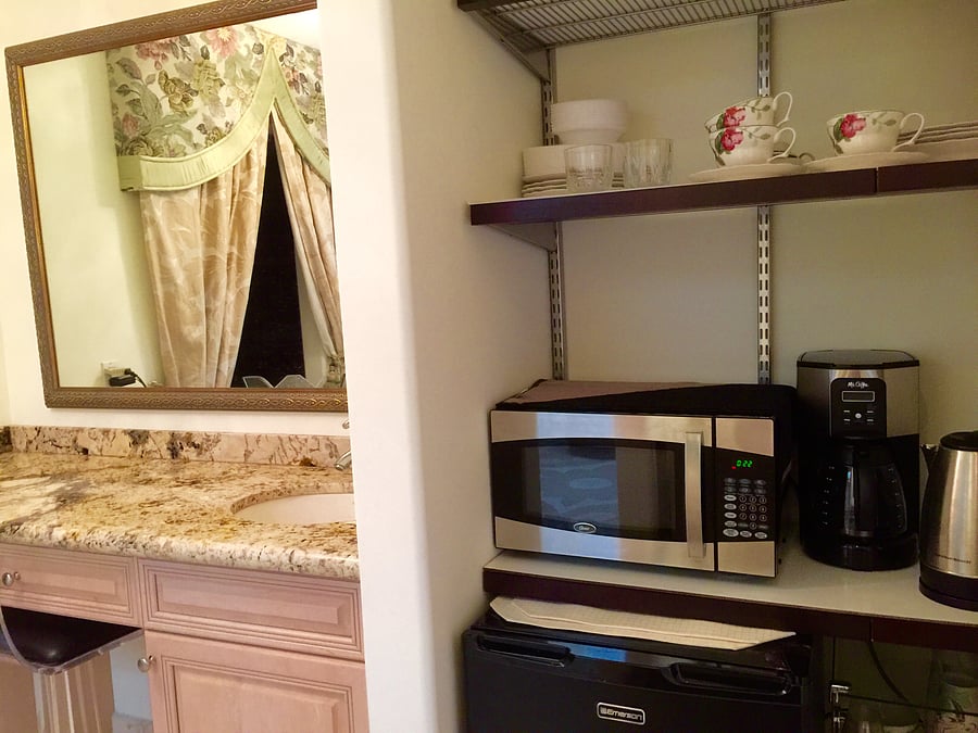 PH2$1750/month
Sink and microwave kitchenette