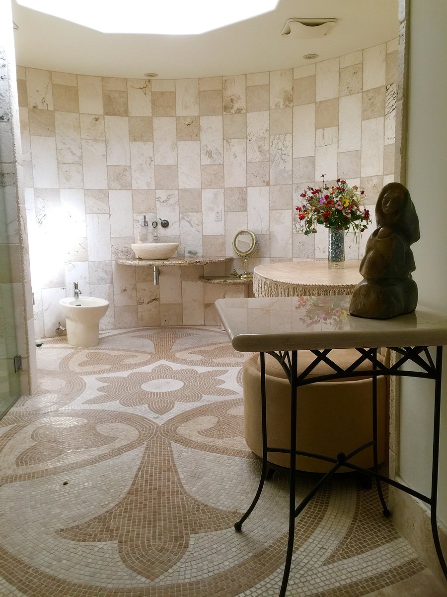 PH2 $1750/month
Luxury bathroom