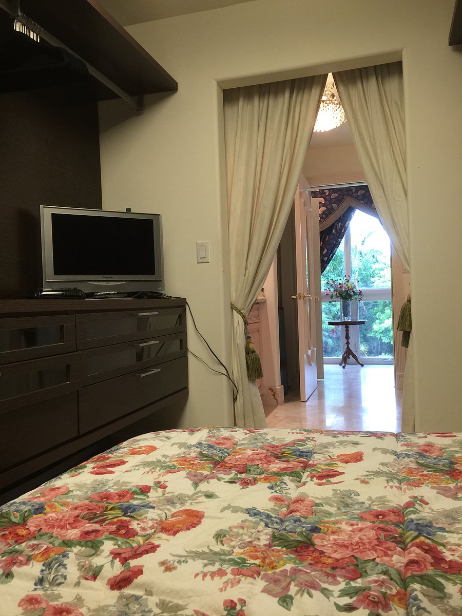 Studio PH2$1750/month