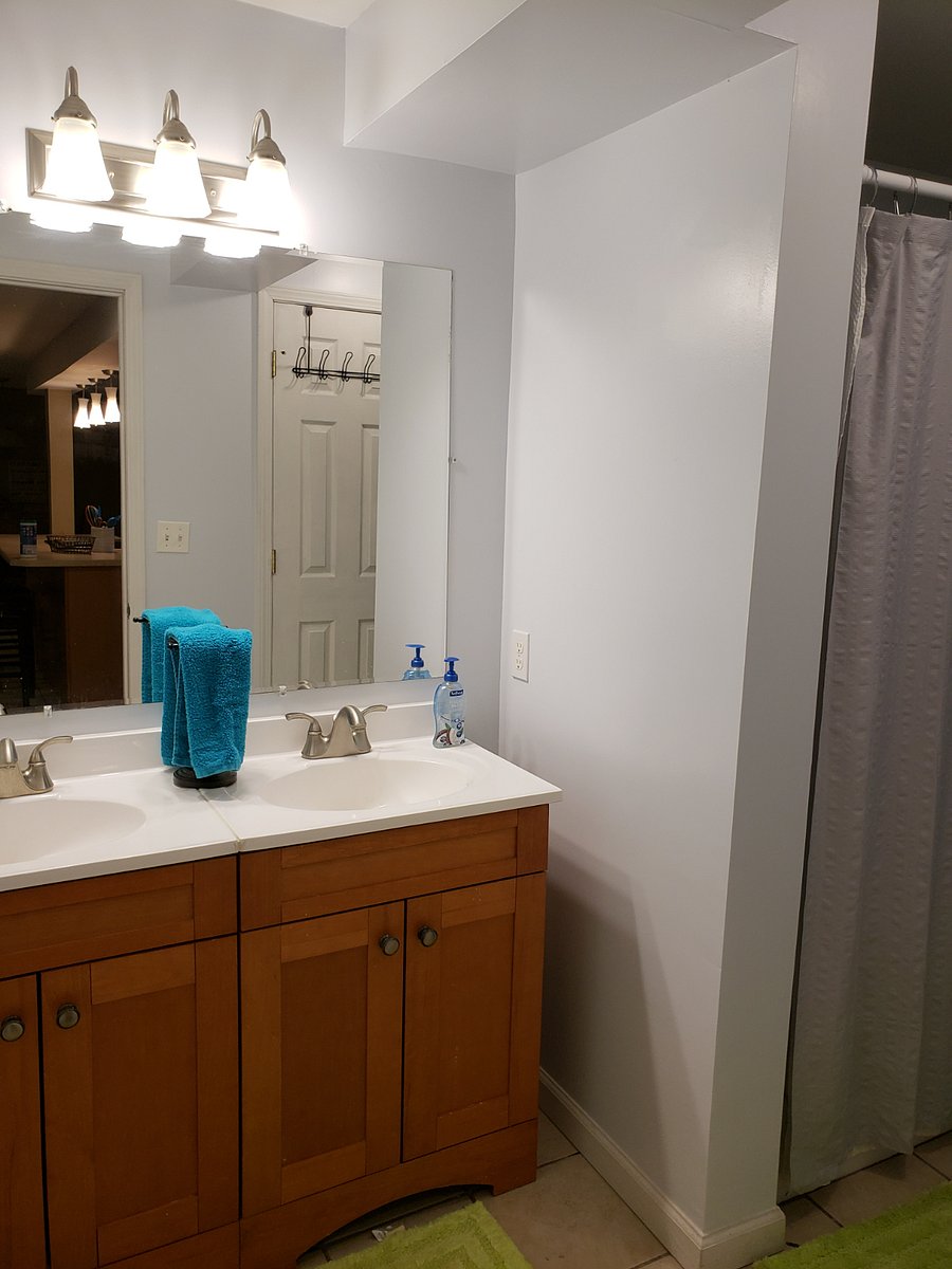 Dual vanity in the bathroom