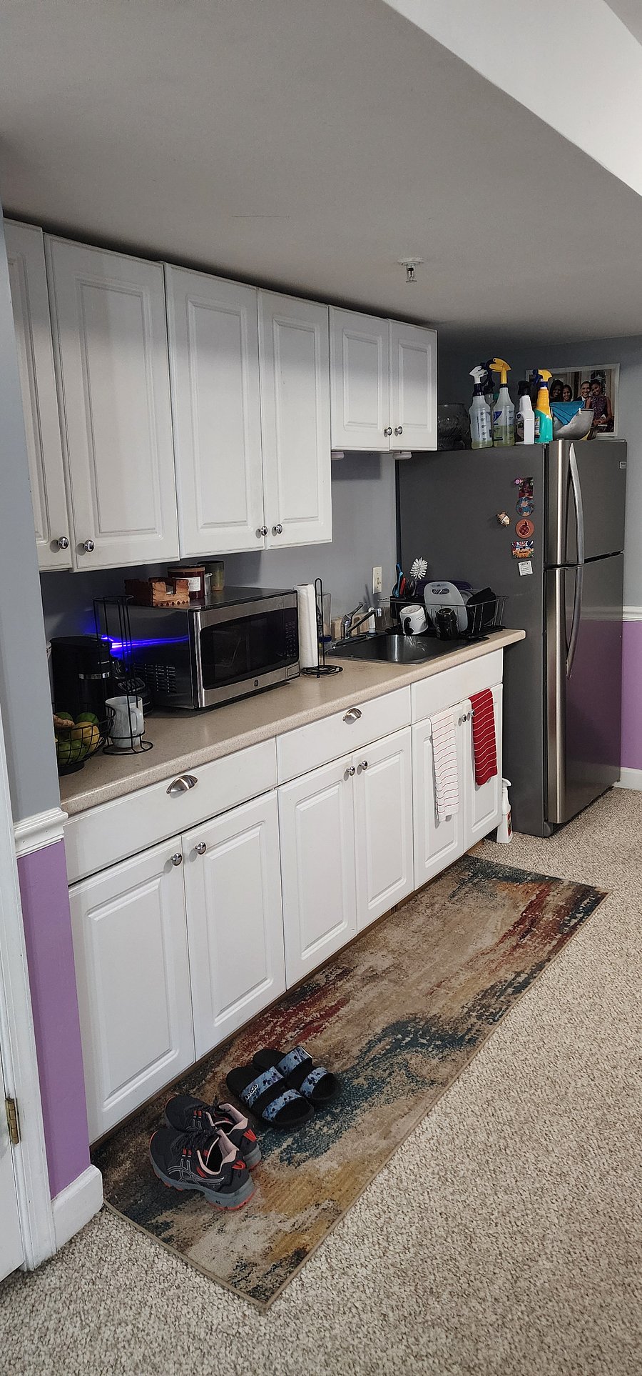 Kitchen area without stove 
Has Air fryer
Coffee maker
Microwave 
Fridge
Dishes and utensils available 