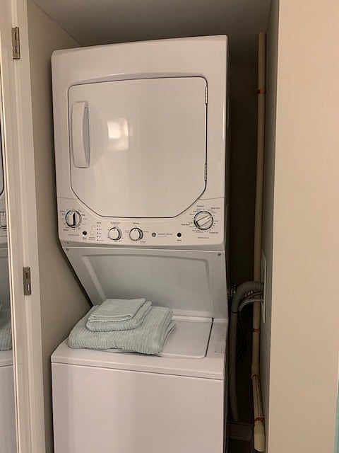 Brand-new stacked washer / dryer