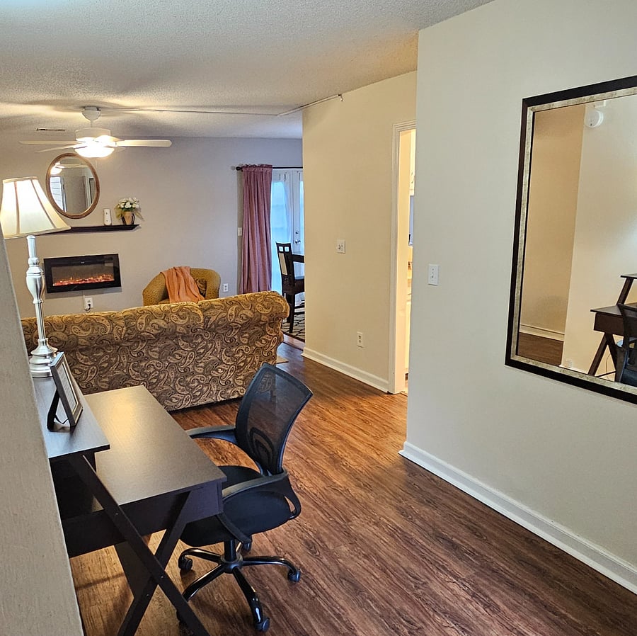 Foyer w/ Desk