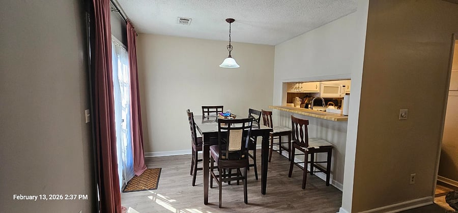 Dining room w/ breakfast bar