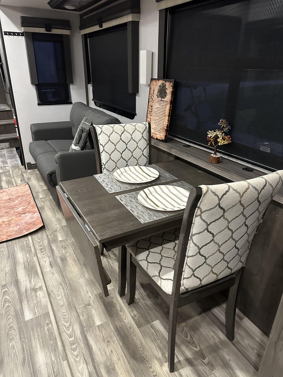 This tables can lift up to accommodate 4.